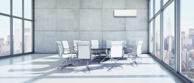 Runder Tisch mit weißen Bürostühlen